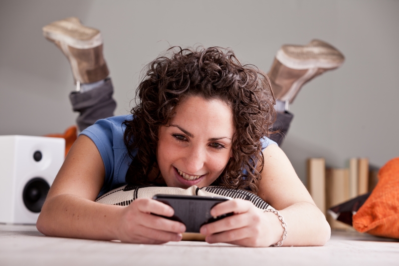 girl-playing-videgames-on-her-mobile-phone